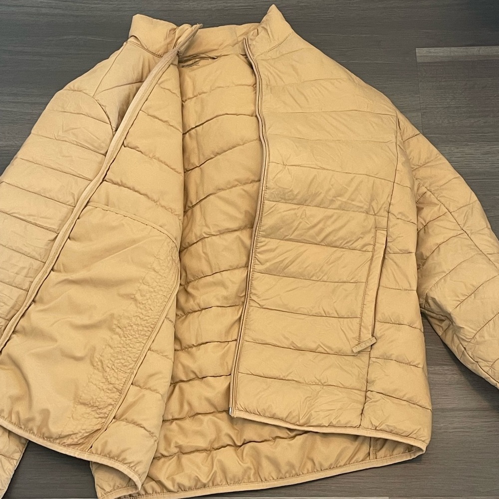 Amazon essentials lightweight puff jacket likenew